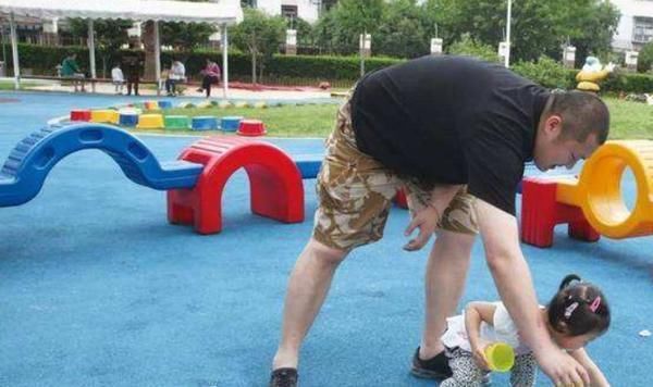 陪伴|宝爸给孩子做“简易秋千”,儿子玩得超开心,宝妈回家后却气坏了