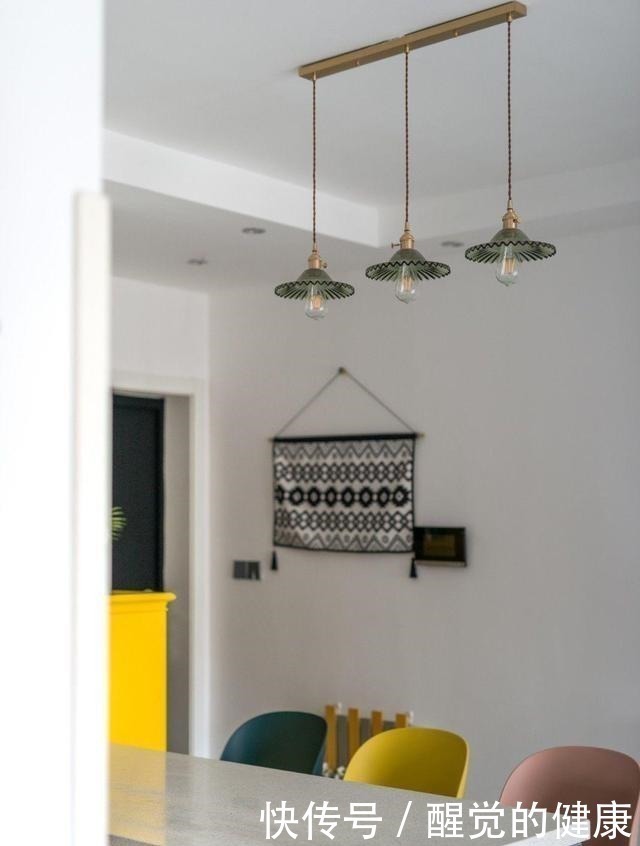 一进玄关就让人眼亮一眼,这套装修太漂亮了,清爽活泼还有点轻奢!