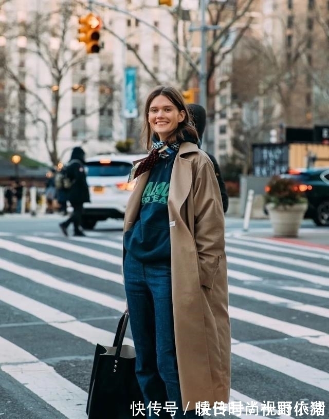 穿搭 “阔腿裤”大势已去,今年流行用这条裤子配风衣,时髦显瘦又洋气