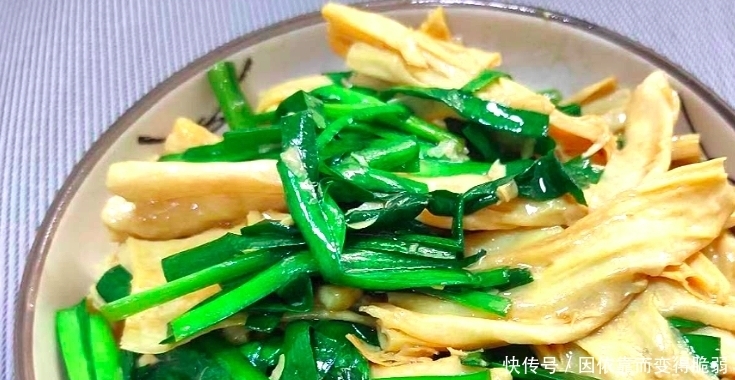 春天这两素菜一起炒,不放肉也很香,大人孩子都喜欢