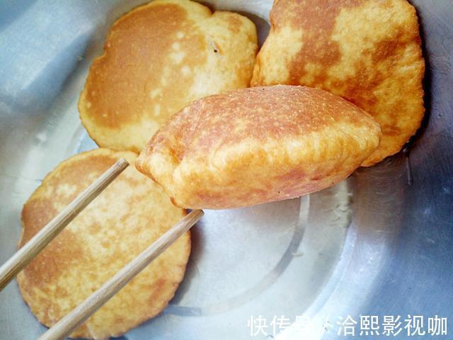 超快手的早餐油炸饼，开水一烫，空心鼓泡，外脆内软比油条还好吃