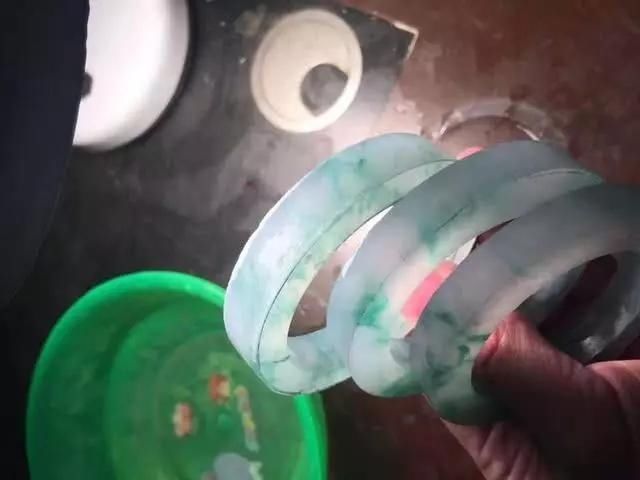 切出|麻蒙场口翡翠切出高冰种飘绿花手镯