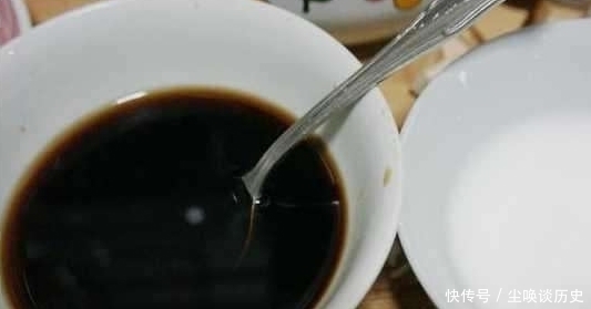 去鱼鳞别再用菜刀！大厨教你，加一些它，鱼鳞自己往下掉，好用！