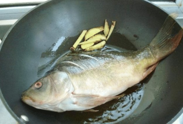 煎鱼最怕“破皮粘锅”, 鱼身上抹点“它”, 鱼肉嫩滑不粘锅!