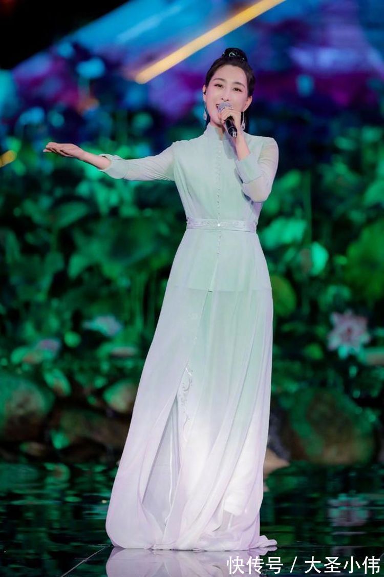 连衣裙|美女街拍:一字肩的连衣裙舒适美观,优雅的体现出了你的身姿美