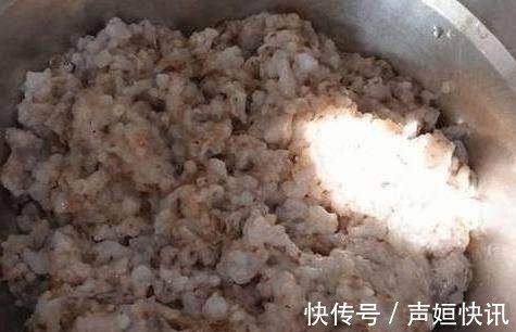 周末回农村老家,婆婆做的饺子连吃两碗,看到饺子馅一脸惊讶