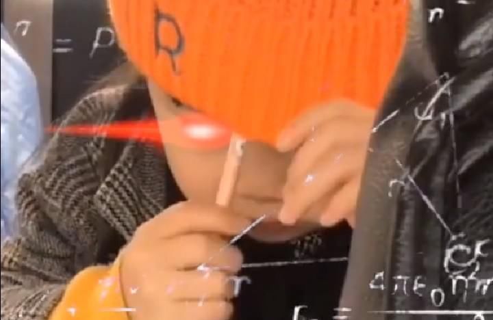 安全隐患|萌娃写作业姿势火了,笔好像是多余的,主要作用是“接收信号”