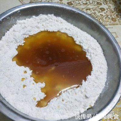 月饼|简单快手又下饭的豆沙馅广式月饼，吃起来那叫一个香