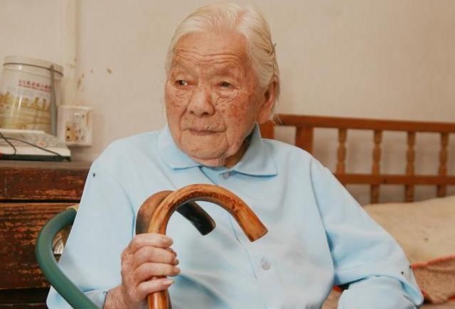 令人吃惊|95岁老人脸上无老年斑,精神状态比30岁时还好,养生方令人吃惊