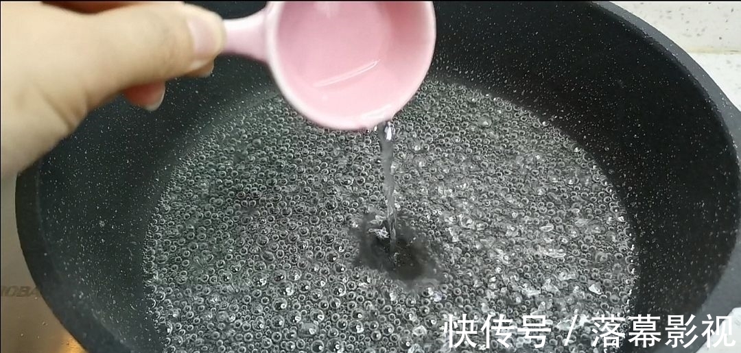 冬日必备小零食糖炒山楂怎么做?教你三招,和外面买的一样漂亮