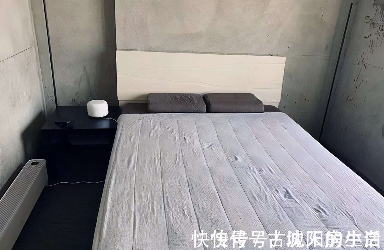 房产|95后女孩花光积蓄买房,住进毛坯房,把行李箱当餐桌