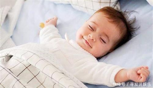 恭喜|1岁内的宝宝,如果睡觉常出现三种反应,恭喜,大脑发育达标了