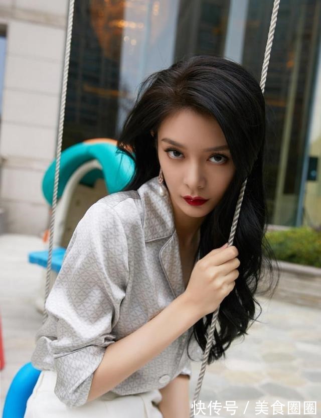 傅菁 傅菁真火了,穿全黑套装配宝石腰带豪气十足,戴宽檐帽像贵族小姐!