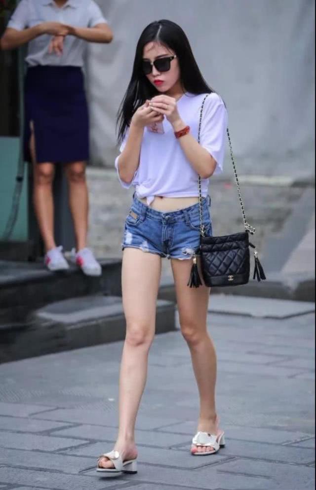 街拍:身材微胖的小姐姐穿白色短裙,桃花芙蓉面,清纯又动人
