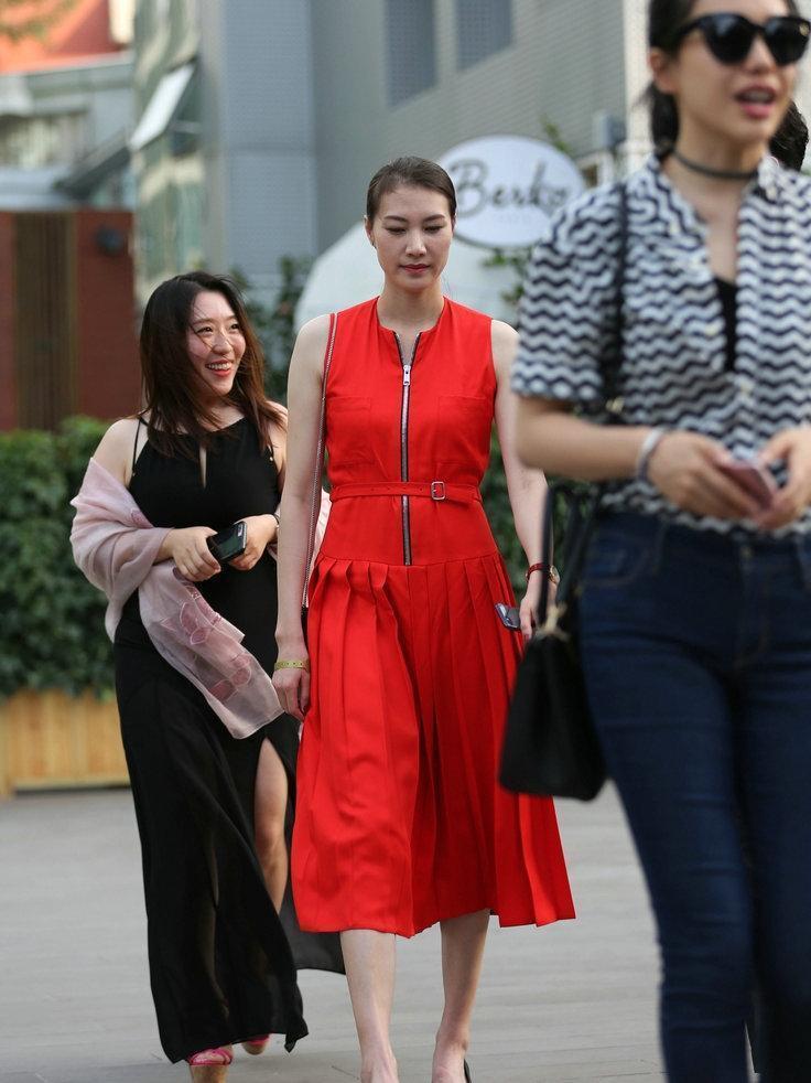 谢杏芳气场全开！穿大红色连衣裙惊艳亮相，气质一点不输超模