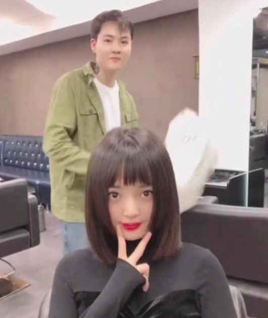 理发店 女子脸大被嘲笑,去理发店剪成“气质女神”,网友发型遮百丑!
