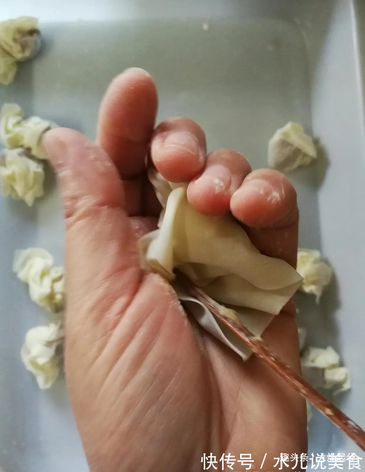 馄饨店主教你小馄饨的正确包法,简单易学,下锅煮后抱团不散