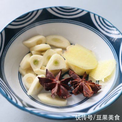 「猪肉白菜炖粉条」天寒手脚凉,全家都爱这道菜,暖身暖胃