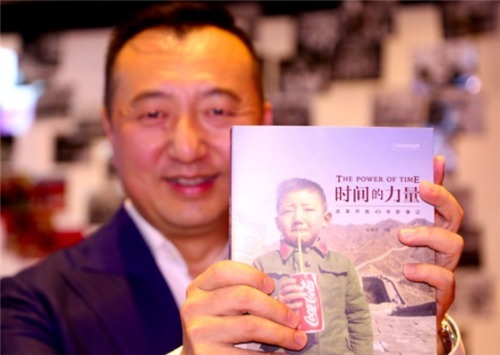 詹姆斯|40年前,在长城上第一个喝可乐的中国男孩,现如今怎样了