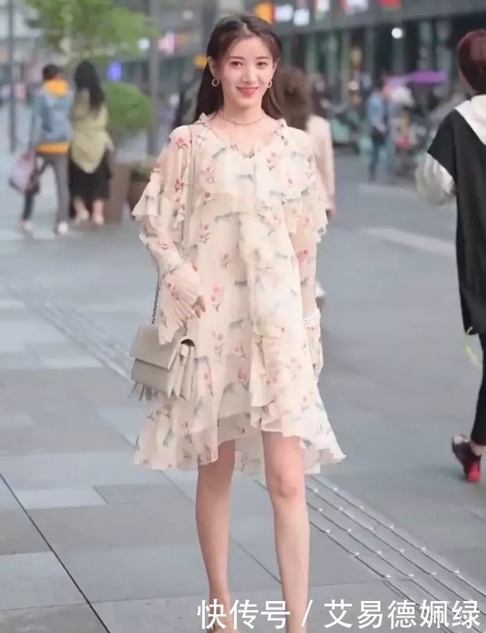 堪称|女生别再穿凉鞋了,试试这款“假裸鞋”,搭印花裙堪称今年最美