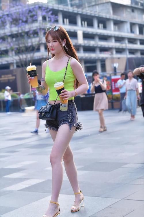 谁说微胖不能穿吊带？清凉又舒服，男生看了都会心动