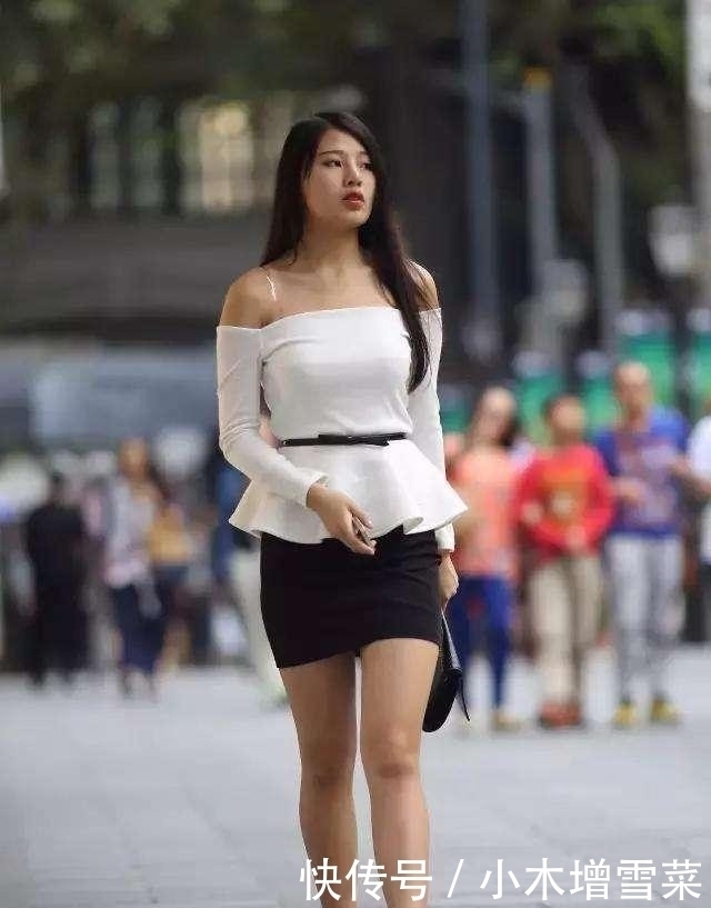 白色雪纺上衣搭配黑色短裙，明艳端庄，潇洒自信