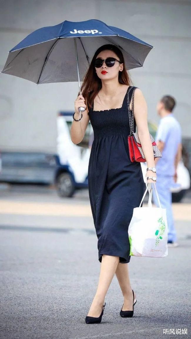 高跟鞋是成熟女人的最爱，搭配夏装女人味十足，细高跟的效果最好