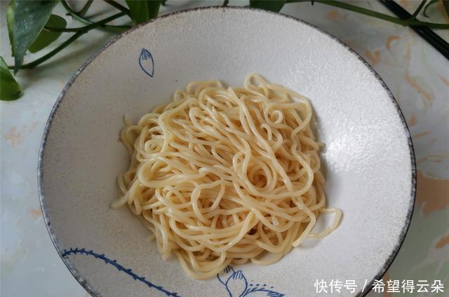 炒面|鸡蛋炒面小技巧,这几步做对了,面条劲道,不粘锅,根根分明清爽