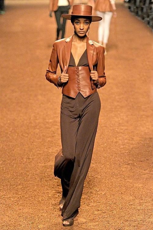 春季潮流抢先看，T台的这些时尚美搭，学起来绝对惹眼球！