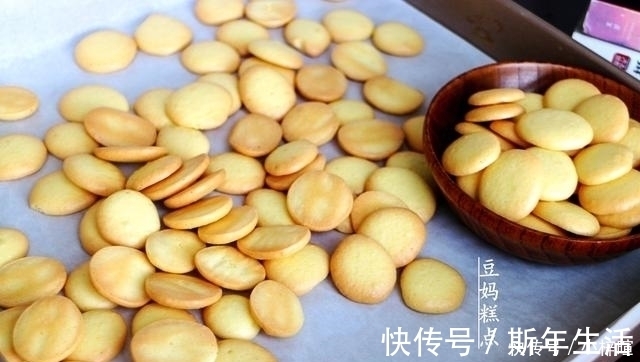 不用一滴油，教你做鸡蛋小饼干，只需3种食材，口口香又酥