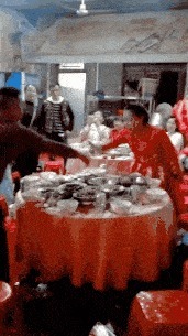 |搞笑GIF趣图：说实话，这钢琴真不错！有谁知道是什么牌子的？