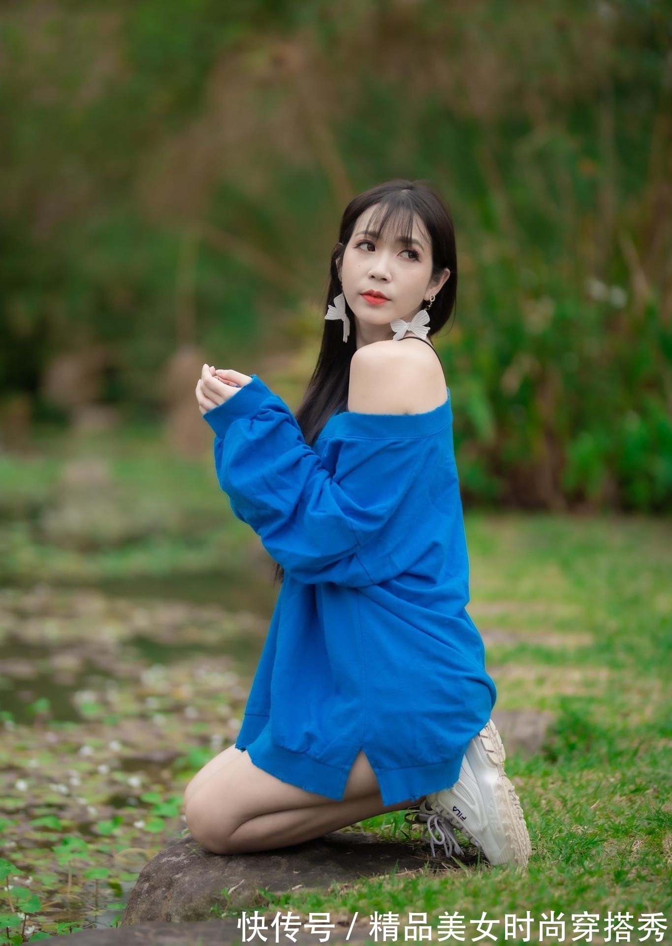 牛仔短裤|蓝色的卫衣,下搭牛仔短裤,露出白皙高挑的大长腿,青春有活力