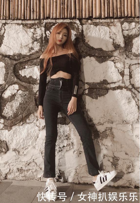 身材|都说牛仔裤是检验身材的唯一标准,看完当红小花的演绎,一点不假