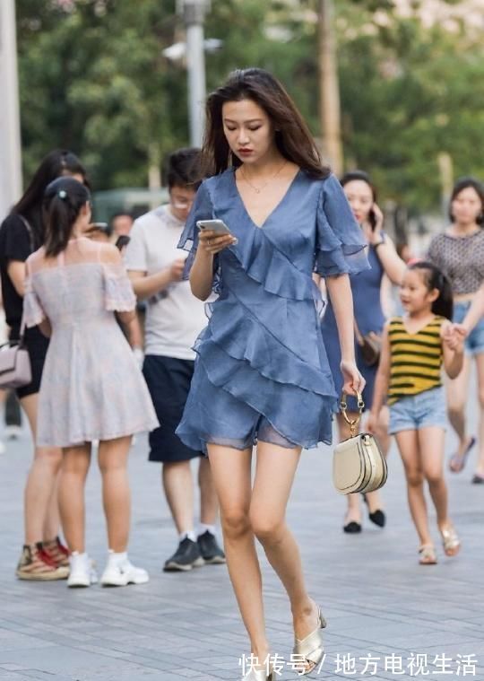 美女|美女是不是都想好了,这荷叶裙再胖20斤也能穿