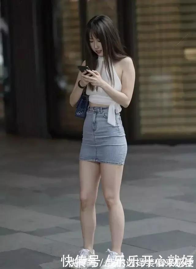 高跟鞋 卡其色的修身连衣裙,搭配高跟鞋,穿上很有淑女有气质