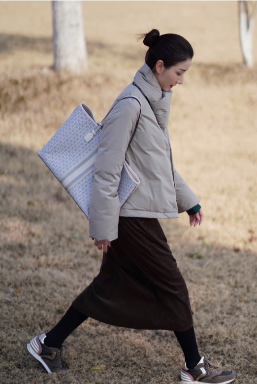 紧身裤|时髦精必看!2021年最流行的羽绒服穿法,让你美得不重样