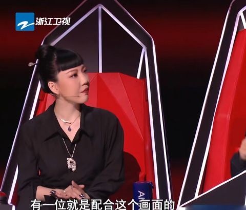 中国好声音|中国好声音：小导师表现各不同，黄霄云存在感较低，张碧晨很自然