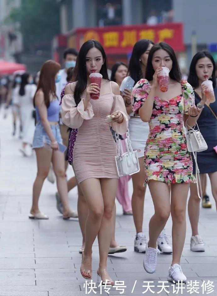 浅白色|暖粉色修身连衣裙,搭配浅白色时尚小提包,尽显温婉迷人好气质