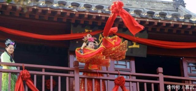 大臣出上联招女婿,无一人对出,结果这个乞丐对出,娶走两媳妇