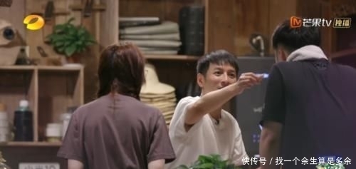 《向往4》因一盘菜遭板脸彭昱畅对黄磊称呼突变,关系一望而知