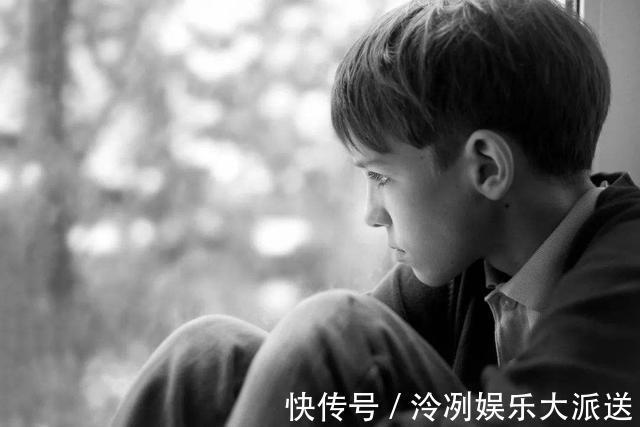 儿子|年轻妈妈接5岁儿子放学,却被同学们取笑你妈干脆别穿衣服