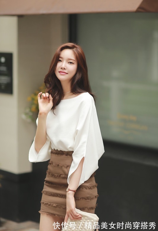 白色|简洁大方的半身裙搭配白色雪纺衫,为你更好地突显出气质