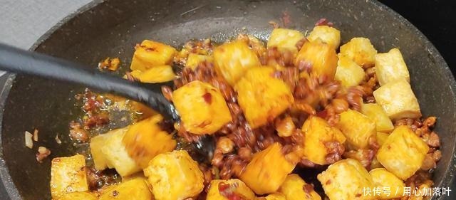 下次吃“炒豆腐”时,别直接下锅就炒,加上这一步,豆腐才入味
