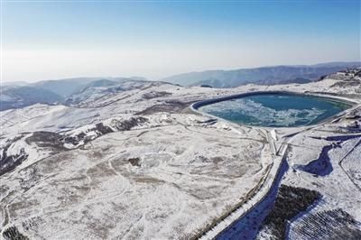 青山覆雪如画