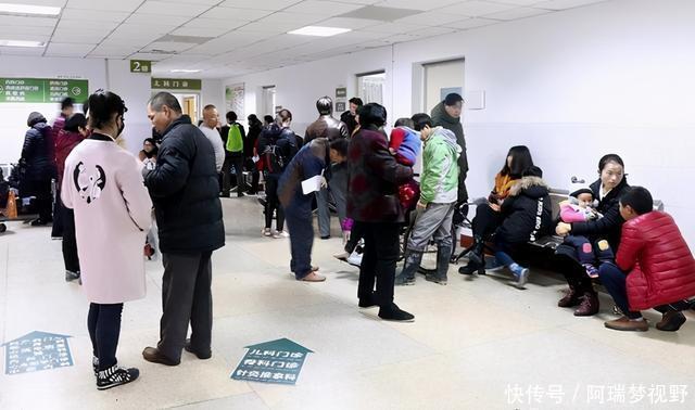 自作自受|儿子深夜发高烧，医院排800多号，宝妈心急投诉，医生：自作自受