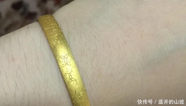 光面|黄金手镯买光面的好还是磨砂面的好内行人道出了实情!