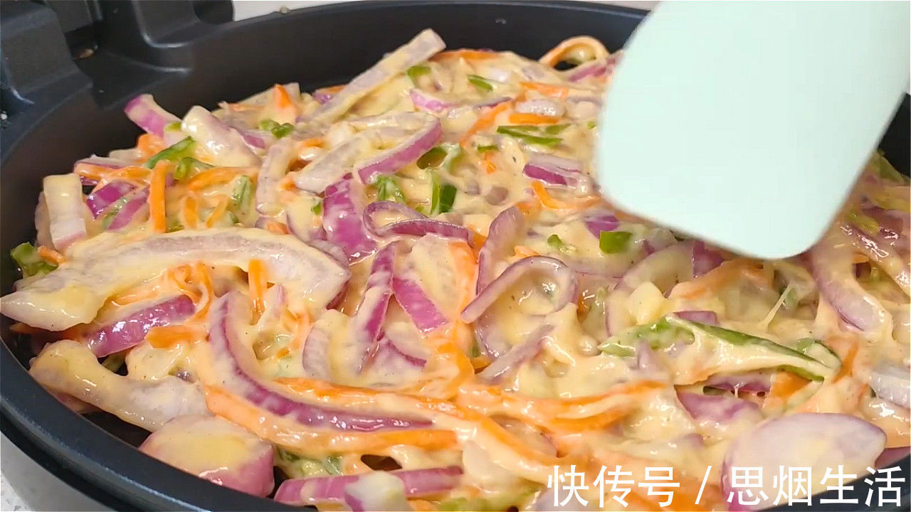 天冷了,洋葱的这个做法火了,加两个鸡蛋,简单一做,比肉还香