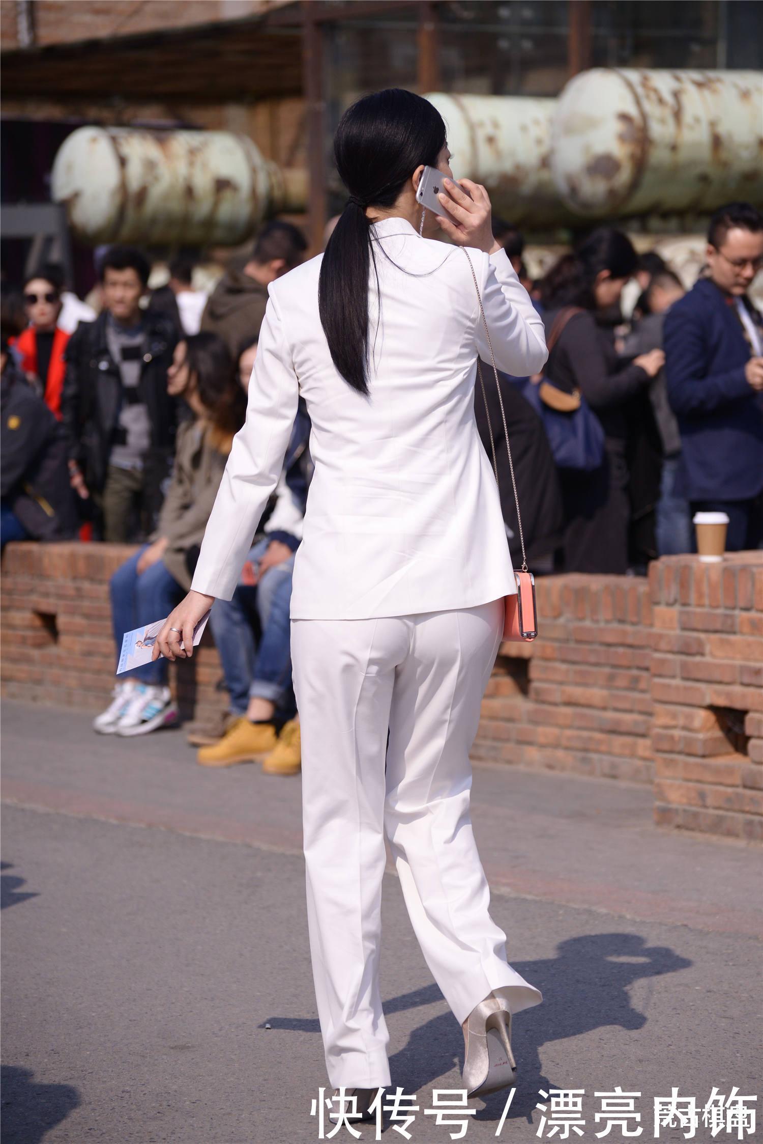 白色西服搭配西裤,一身正装,在高跟鞋衬托下,精致有型