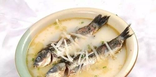 鲫鱼肉肥汁多，营养丰富，不仅可改善睡眠质量，还能使皮肤变弹性