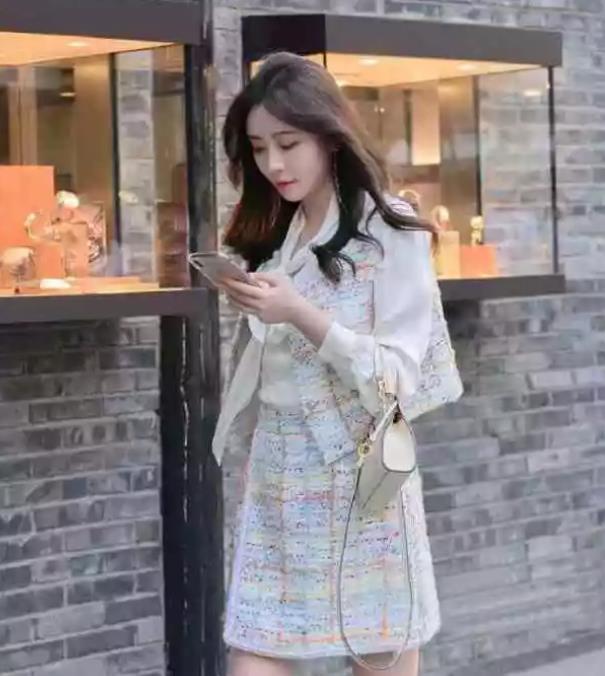 街拍:如花似玉的小美女,一条白色的连衣裙,尽显不俗的雅气